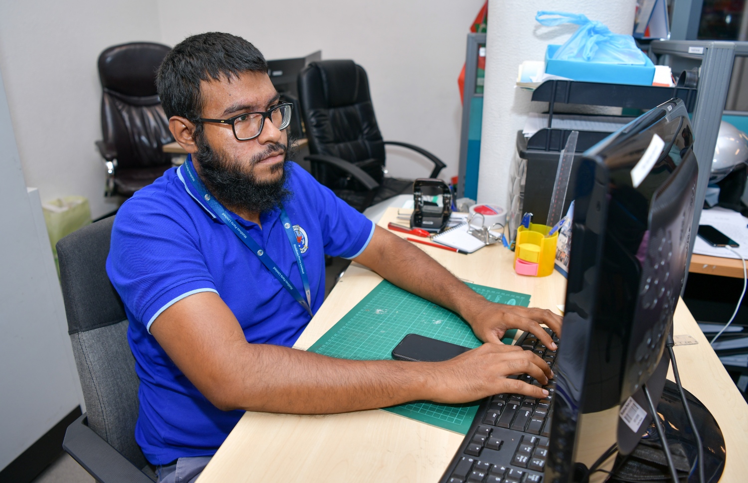 އަހުސަނު އޮފީސް މަސައްކަތުގައި. އޭނާ އެ އޮފީހުގައި މަސައްކަތް ކުރާތާ ހަތަރު އަހަރު ވެއްޖެ--ފޮޓޯ:ފަޔާޒް މޫސާ/މިހާރު