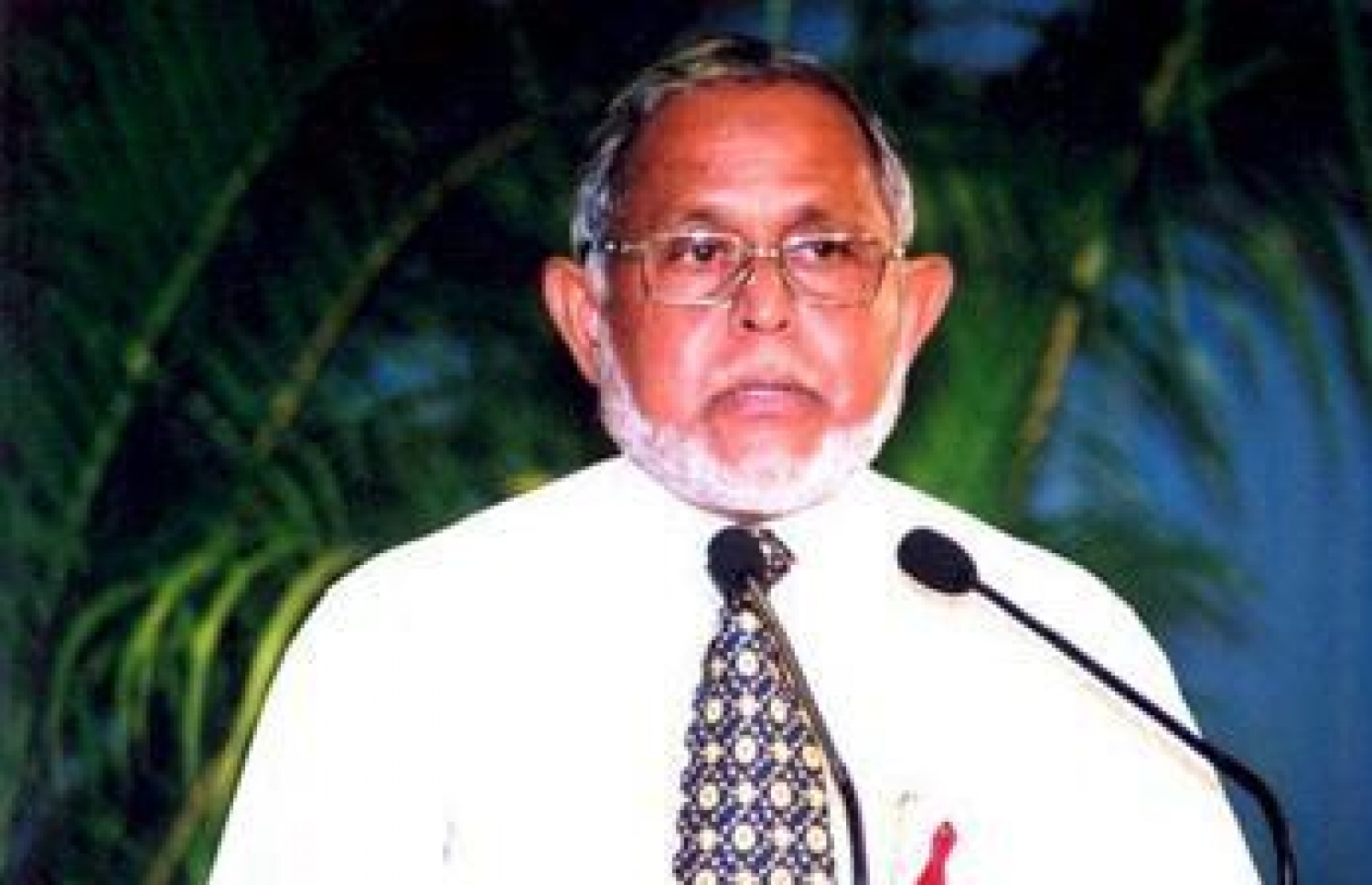 އިސްލާމީ މަރުކަޒުގައި އޮތް ޖަލްސާއެއްގައި ޝައިހު ރަޝީދު ދީނީ ދަރުސެއް ދެއްވަނީ.