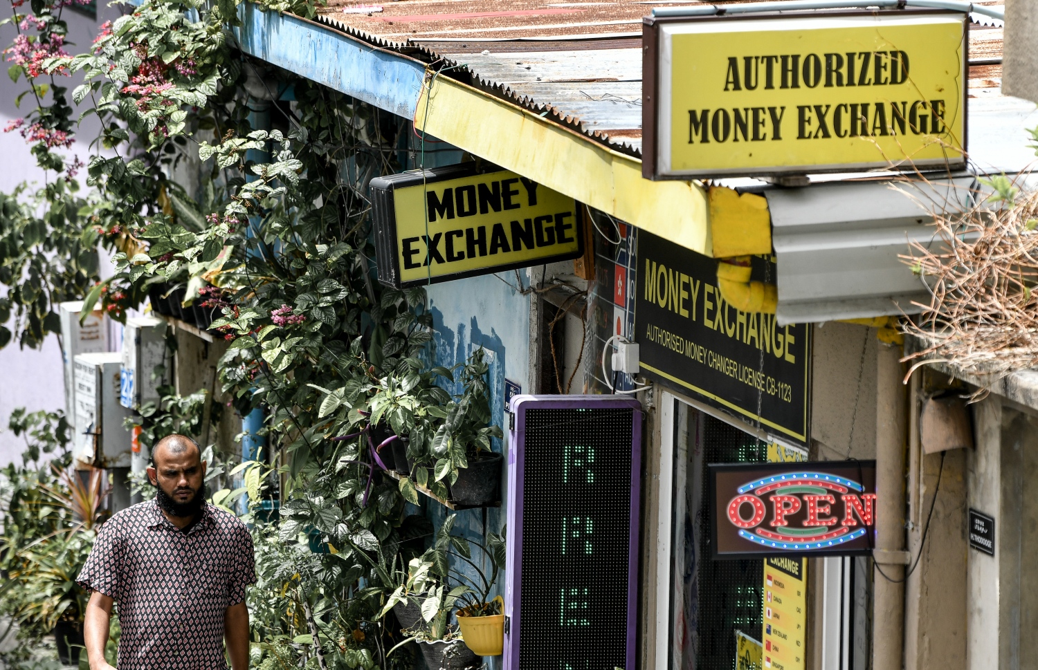 ބީއެމްއެލް ޑޮލަރު އޭޓީއެމް ކައިރީގައި ހުންނަ އަބަދަށް އުފާ ހިނގުމުގައި ހުރި ބައެއް މަނީ އެކްސްޗޭންޖުތައް: -- ފޮޓޯ: ނިޝާން އަލީ/ މިހާރު