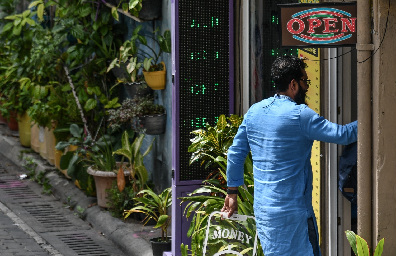 ޑޮލަރު މާރު ކުރުމުގެ ވިޔަފާރި ކުރާތަނެއް. ރާއްޖޭގައި ޑޮލަރު މާރުކުރާ މީހުންގެ ތެރެއިން އަގު ކޮންޓްރޯލު ކުރަނީ، މަދު ވިޔަފާރިތަކަކުން- ފޮޓޯ: ނިޝާން އަލީ/ މިހާރު