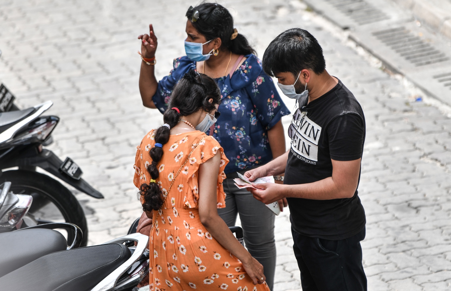 ބްލެކް މާކެޓްގައި އިއްޔެ ޑޮލަރު ވިއްކަނީ: ބިދޭސީންގެ ވަރަށް ބޮޑު ވިޔަފާރިއެއް، މި މީހުންގެ ސޯސް އަކީ ޓޫރިޒަމްގެ ވިޔަފާރިވެރިން -- ފޮޓޯ: ނިޝާން އަލީ/ މިހާރު