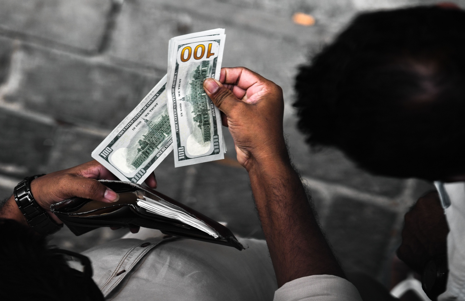 ަވޮލެޓަކުން ޑޮލަރު ނަގަނީ. އެމްއެމްއޭގެ ބޭރު ފައިސާއާ ބެހޭ ގަވައިދާ އެކު ރާއްޖޭގައި ބޭންކިން ނިޒާމަށް ޑޮލަރު ވަންނަ ވަރު ވަރަށް ބޮޑަށް އިތުރު ކުރެވޭނެ ކަމަށް އެމްއެމްއޭ އިން ބުނެފައިވޭ --ފޮޓޯ: ނިޝާން އަލީ / މިހާރު