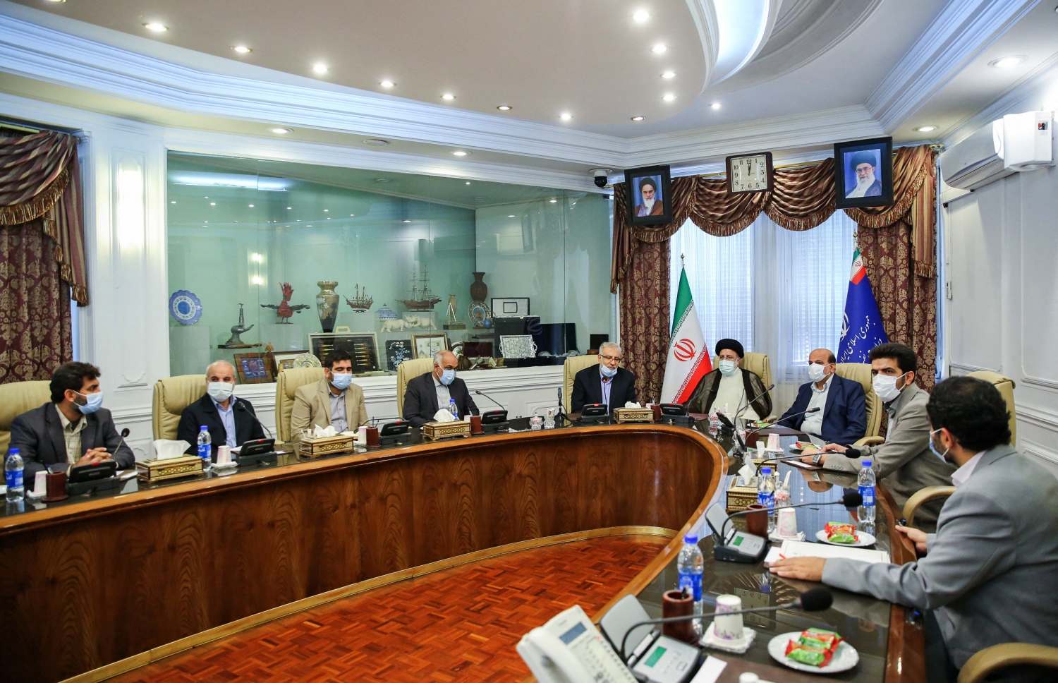 އީރާންގެ ޕެޓްރޯލް ވިޔަފާރީގެ އޮންލައިން ވިއުގަ އަށް ދިން ސައިބާ ހަމަލާތަކާ ގުޅިގެން، އެ ގައުމުގެ ރައީސް އިބްރާހީމް ރައީސީ، ތެލާ ބެހޭ ވުޒާރާ އަށް ޒިޔާރަތް ކުރައްވައި މަޝްވަރާ ކުރައްވަނީ. --އޭއެފްޕީ