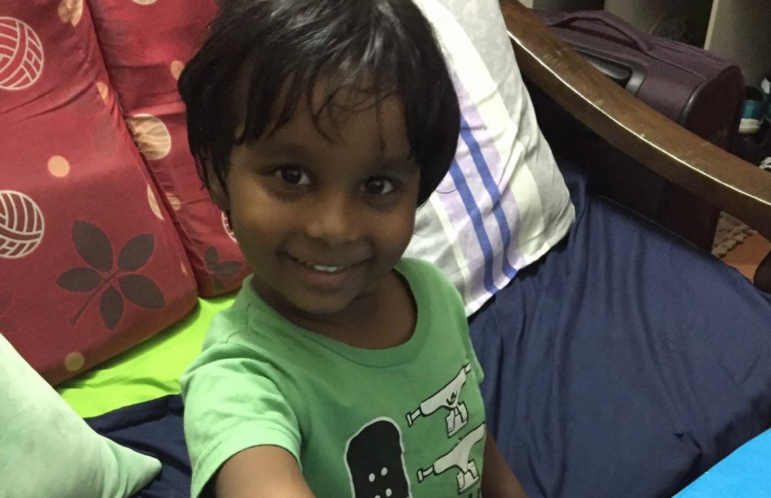 އަލްމާން ކްލޭއިން ކަނޑުގެ ދިރުންތައް ހަދަނީ.