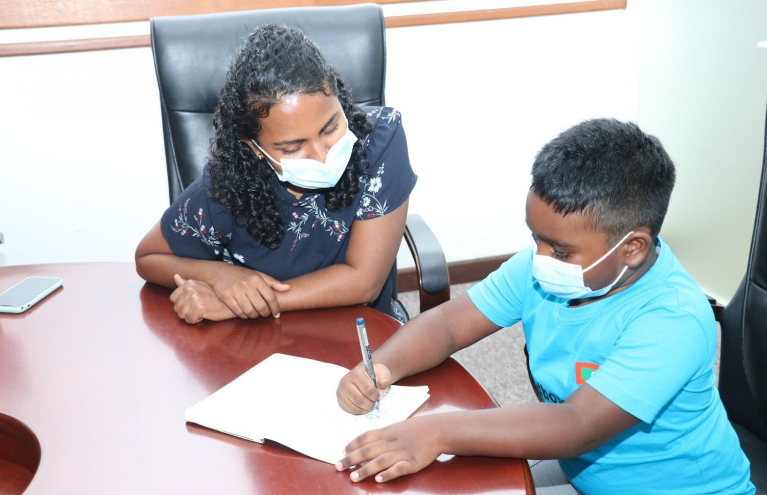 އަލްމާން މިނިސްޓަރު ޝައުނާއާ އެކު.