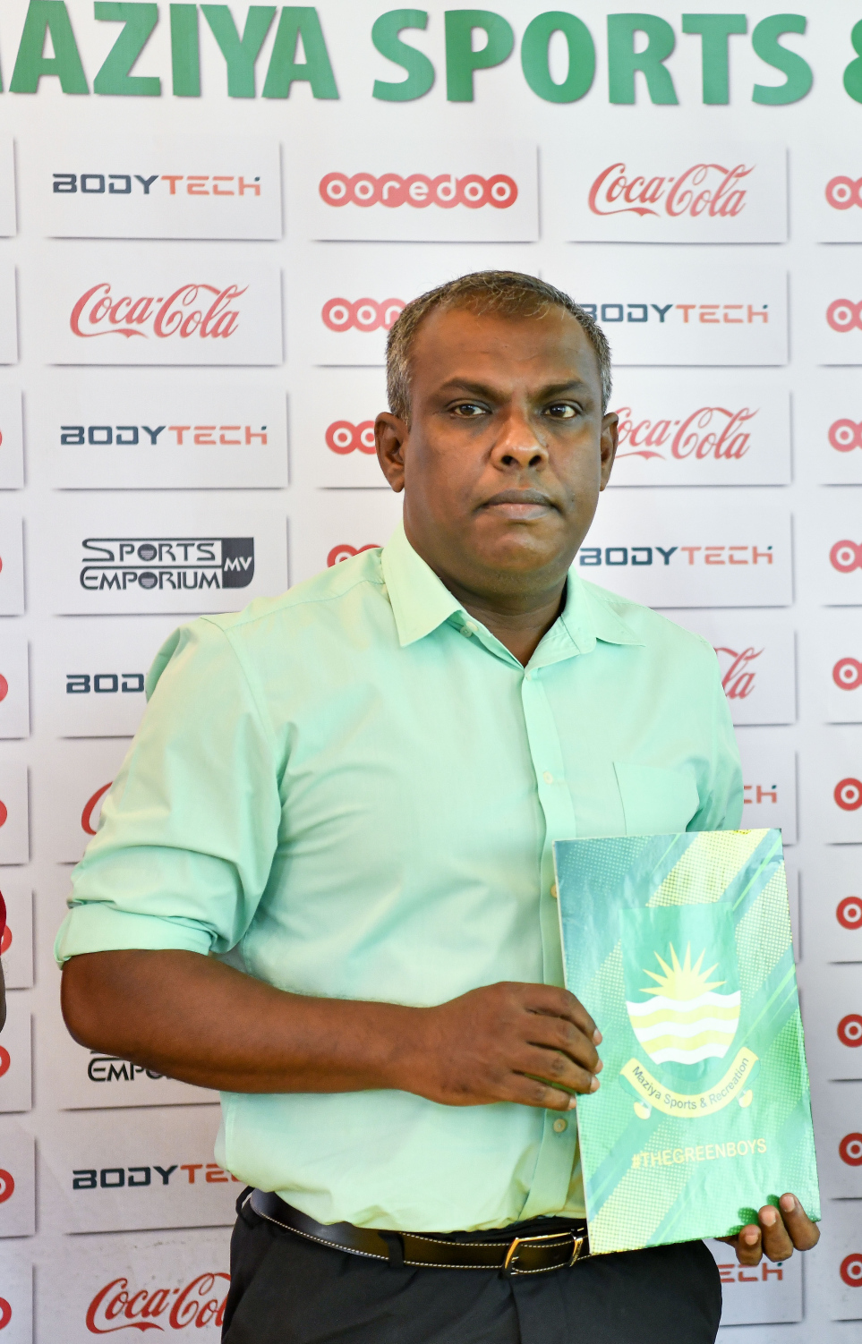 މާޒިޔާގެ ކޯޗުކަމާ 2022 ގައި މޯހަން، ހަވާލުވެ، އެ ޓީމުގެ ކޮންޓްރެކްޓްގައި ސޮއި ކުރުމަށް ފަހު: އެ ދުވަހު އޭނާ ލައިގެން ހުރީ މާޒިޔާ ވަންތަ ފެހި ކުލައިގެ ގަމީހެއް. އެކަމަކު ވިކްޓަރީއާ ހަވާލުވާން ދިޔައިރު އޭނާގެ ކިބައިން ވިކްޓަރީ ވަންތަ ސިފައެއް ނުފެނުނު -- ފައިލް ފޮޓޯ: ފަޔާޒް މޫސާ | މިހާރު