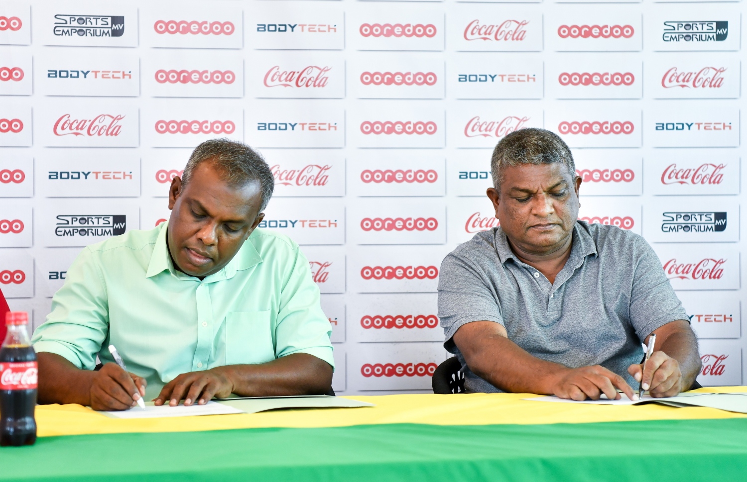 މާޒިޔާގެ ޗެއާމަން އަހްމަދު ސާޖިދު އާއި މޯހަން: މޯހަން މާޒިޔާގެ ކޯޗް ކަމަށް ހަމަޖެއްސުމަށް ބޭއްވި ރަސްމިއްޔާތުގައި --- ފޮޓޯ: ފަޔާޒު މޫސާ | މިހާރު