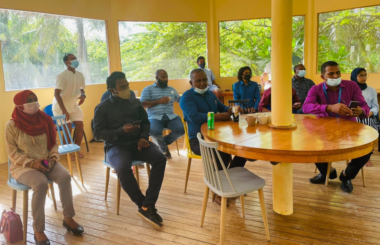 ސިކްސް ސެންސަސް އިން ލ އަތޮޅުގެ އެކި ރަށްތަކުގެ ކައުންސިލް މެންބަރުންނާ ބައްދަލުކުރަނީ. އެ ރިސޯޓުގެ އިސްނެގުމުގެ ދަށުން މުޅި އަތޮޅުގެ ތިމާވެށީގެ ކަންކަން ބެލެހެއްޓުމަށް ހާއްސަ އިސްކަމެއްދޭ---ފޮޓޯ: މިހާރު