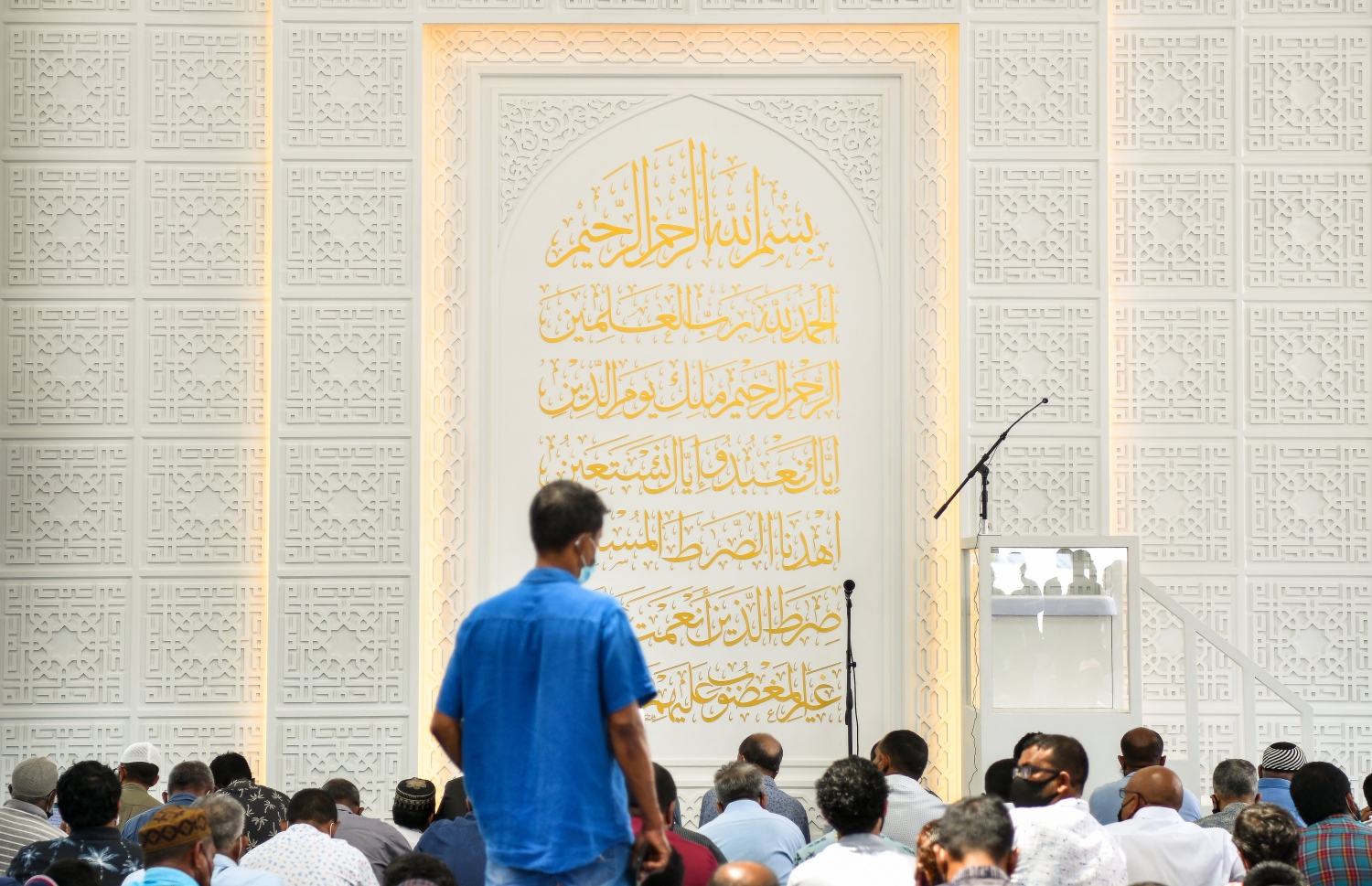 ހުޅުމާލެ: އޮކްޓޫބަރު 29، 2021- ހުޅުމާލޭގެ ދެވަނަ ފިޔަވަހީގައި އިމާރާތްކުރި ފުރަތަމަ މިސްކިތް "މަސްޖިދުލް އަމީލް ޖަލީލް"ގައި މިއަދު ކުރި ފުރަތަމަ ހުކުރު ނަމާދަށް ދިޔަ މީހުން: މިއަދުގެ ހުކުރު ނަމާދާއެކު، މި މިސްކިތް ރަސްމީކޮށް ހުޅުއްވައި ދެއްވީ ހޯމް މިނިސްޓަރު އިމްރާން އަބްދުﷲ.---ފޮޓޯ: ފަޔާޒު މޫސާ/ މިހާރު