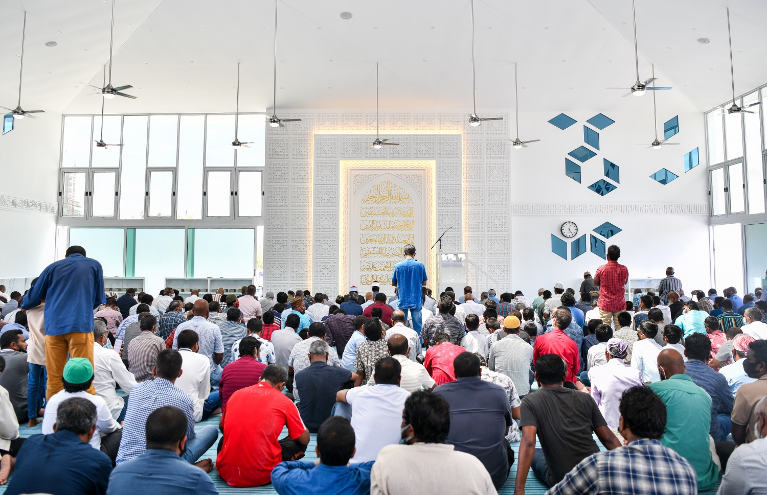 ހުޅުމާލެ: އޮކްޓޫބަރު 29، 2021- ހުޅުމާލޭގެ ދެވަނަ ފިޔަވަހީގައި އިމާރާތްކުރި ފުރަތަމަ މިސްކިތް "މަސްޖިދުލް އަމީލް ޖަލީލް"ގައި މިއަދު ކުރި ފުރަތަމަ ހުކުރު ނަމާދަށް ދިޔަ މީހުން: މިއަދުގެ ހުކުރު ނަމާދާއެކު، މި މިސްކިތް ރަސްމީކޮށް ހުޅުއްވައި ދެއްވީ ހޯމް މިނިސްޓަރު އިމްރާން އަބްދުﷲ.---ފޮޓޯ: ފަޔާޒު މޫސާ/ މިހާރު