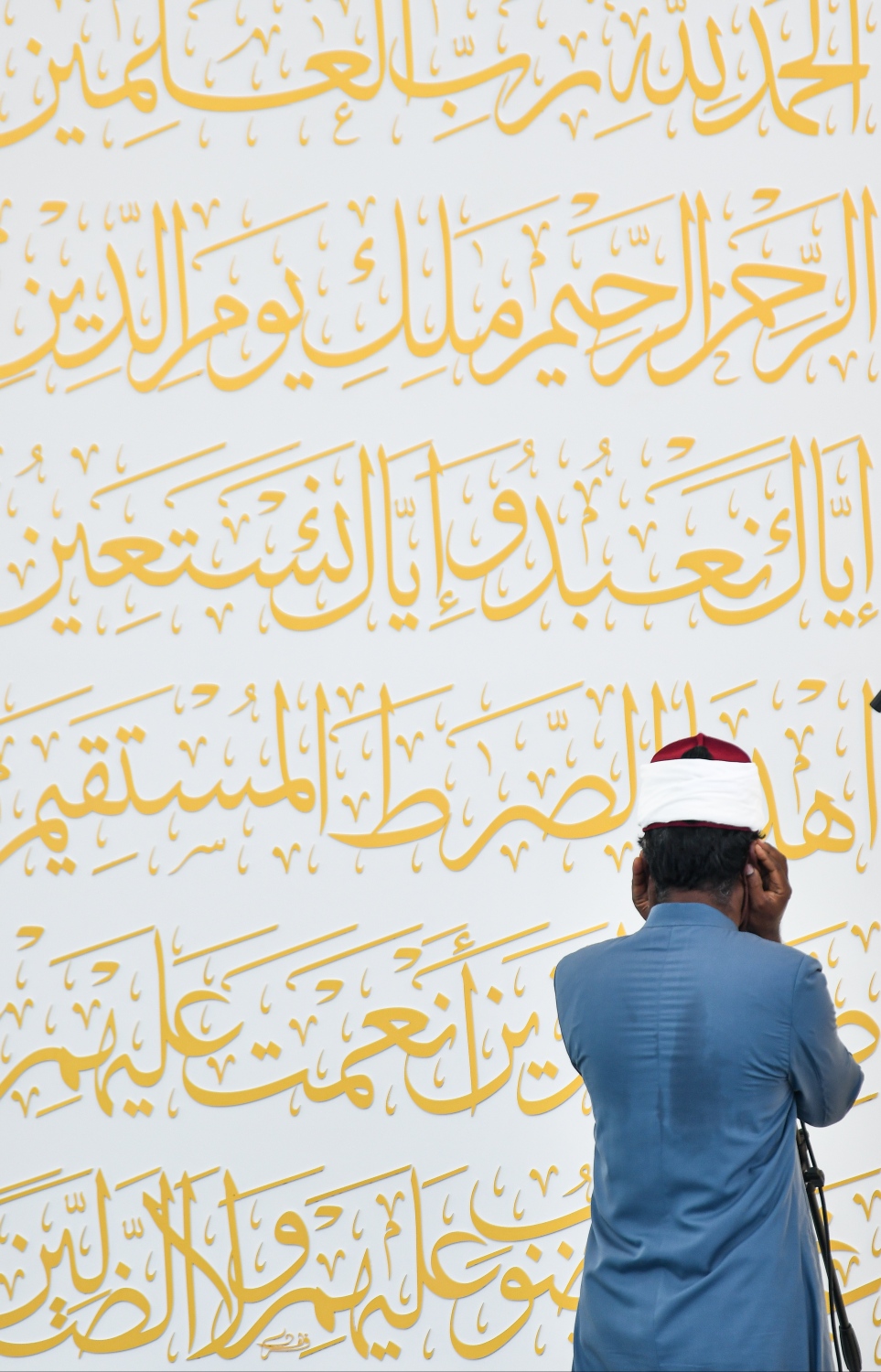 ހުޅުމާލެ: އޮކްޓޫބަރު 29، 2021- ހުޅުމާލޭގެ ދެވަނަ ފިޔަވަހީގައި އިމާރާތްކުރި ފުރަތަމަ މިސްކިތް "މަސްޖިދުލް އަމީލް ޖަލީލް"ގައި މިއަދު ކުރި ފުރަތަމަ ހުކުރު ނަމާދަށް ބަންގި ގޮވަނީ: މިއަދުގެ ހުކުރު ނަމާދާއެކު، މި މިސްކިތް ރަސްމީކޮށް ހުޅުއްވައި ދެއްވީ ހޯމް މިނިސްޓަރު އިމްރާން އަބްދުﷲ.---ފޮޓޯ: ފަޔާޒު މޫސާ/ މިހާރު