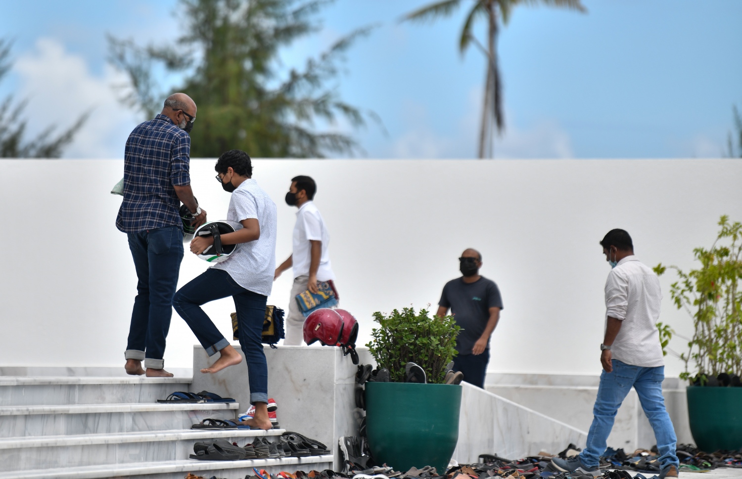 ހުޅުމާލެ: އޮކްޓޫބަރު 29، 2021- ހުޅުމާލޭގެ ދެވަނަ ފިޔަވަހީގައި އިމާރާތްކުރި ފުރަތަމަ މިސްކިތް "މަސްޖިދުލް އަމީލް ޖަލީލް"ގައި މިއަދު ކުރި ހުކުރު ނަމާދަށް ބަޔަކު މިސްކިތަށް އަރަނީ: ދެ ބުރިއަށް އަށް އިމާރާތްކޮށްފައިވާ މި މިސްކިތުގެ މަތީ ބައިގައި ލައިބްރަރީއަކާއި ކްލާސްރޫމެއް ވެސް ވަނީ ހަދާފައި.--- ފޮޓޯ: ފަޔާޒު މޫސާ / މިހާރު