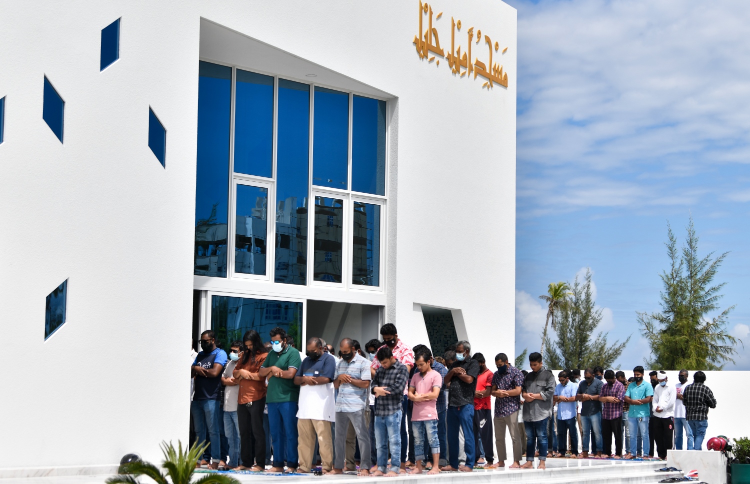 ހުޅުމާލެ: އޮކްޓޫބަރު 29، 2021- ހުޅުމާލޭގެ ދެވަނަ ފިޔަވަހީގައި އިމާރާތްކުރި ފުރަތަމަ މިސްކިތް "މަސްޖިދުލް އަމީލް ޖަލީލް"ގައި މިއަދު ކުރި ފުރަތަމަ ހުކުރު ނަމާދުގެ ޖަމާއަތުގައި މީހުން ބައިވެރިވަނީ: މިއަދުގެ ހުކުރު ނަމާދާއެކު، މި މިސްކިތް ރަސްމީކޮށް ހުޅުއްވައި ދެއްވީ ހޯމް މިނިސްޓަރު އިމްރާން އަބްދުﷲ.---ފޮޓޯ: ފަޔާޒު މޫސާ/ މިހާރު