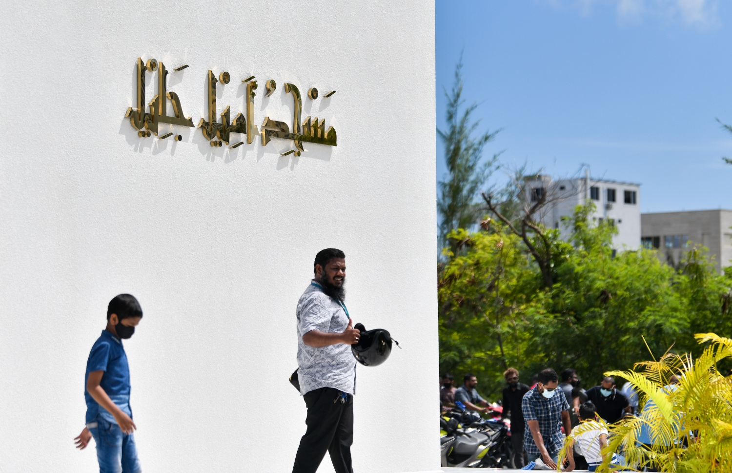 ހުޅުމާލެ: އޮކްޓޫބަރު 29، 2021- ހުޅުމާލޭގެ ދެވަނަ ފިޔަވަހީގައި އިމާރާތްކުރި ފުރަތަމަ މިސްކިތް "މަސްޖިދުލް އަމީލް ޖަލީލް"ގައި މިއަދު ކުރި ހުކުރު ނަމާދަށް ފަހު ބަޔަކު މިސްކިތުން ފައިބައިގެން ދަނީ: މި މިސްކިތް އިމާރާތްކުރީ އޮގަސްޓް 24، 1994 ގައި ނިޔާވި ގ. ފަހިވާގޭ އަހްމަދު އަމީލް ޖަލީލްގެ ހަނދާނުގައި އޭނާގެ ދެ ކުދިން.--- ފޮޓޯ: ފަޔާޒު މޫސާ / މިހާރު