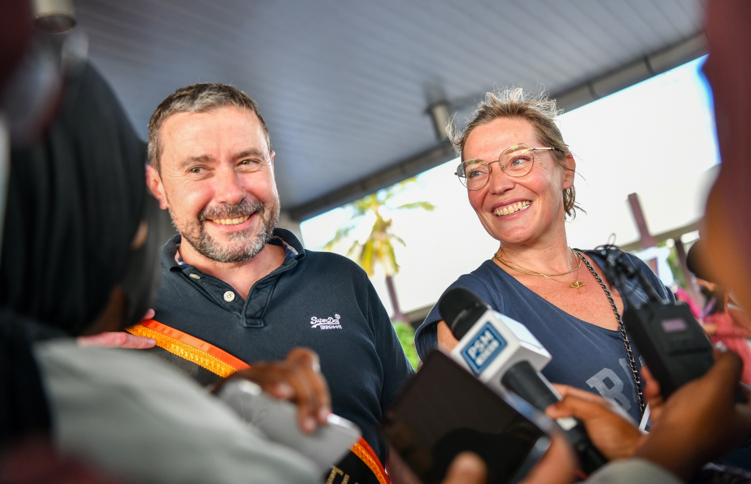 ވިންސެންޓާއި އާނާ މީޑިއާތަކަށް މައުލޫމާތު ދެނީ-- ފޮޓޯ: ފަޔާޒު މޫސާ/މިހާރު