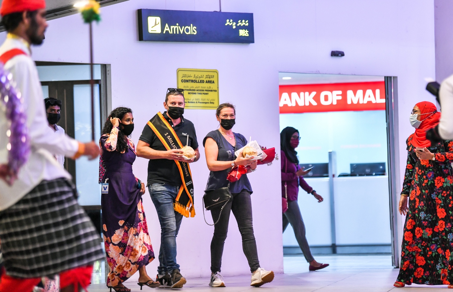 ވެލާނާ އެއާޕޯޓް: އޮކްޓޫބަރު 29، 2021- މި އަހަރު ރާއްޖެ އައި އެއް މިލިއަން ވަނަ ޓޫރިސްޓް ފްރާންސްގެ ވިންސެންޓް ވިކްޓާ ކޮރެން ޕިޓާއޫ އާއި އޭނާގެ އަންހެނުން އެއާޕޯޓުގެ އެރައިވަލް ޓާމިނަލުން ނުކުންނަނީ--- ފޮޓޯ: ފަޔާޒު މޫސާ / މިހާރު