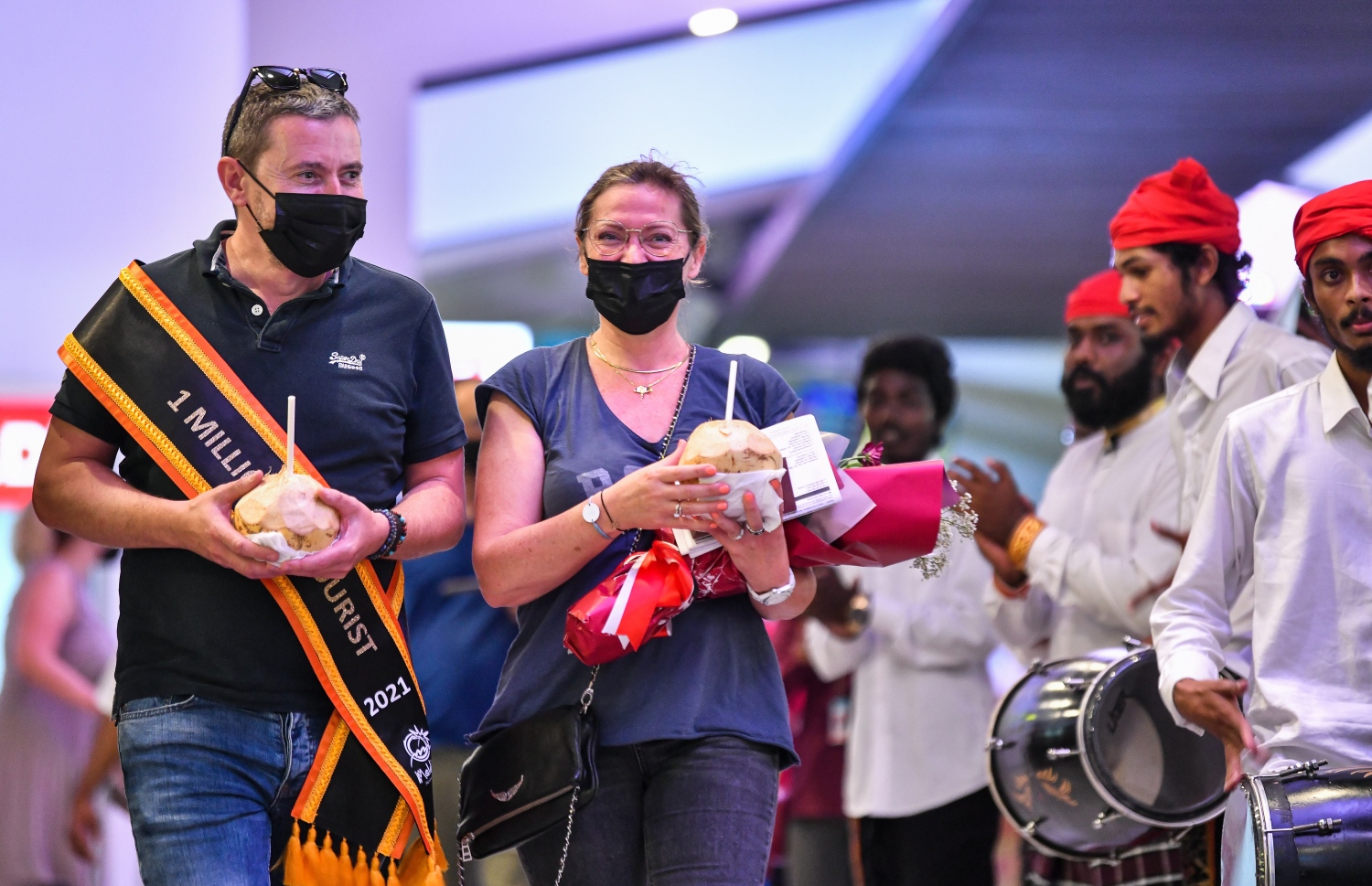 ވެލާނާ އެއާޕޯޓް: އޮކްޓޫބަރު 29، 2021- މި އަހަރު ރާއްޖެ އައި އެއް މިލިއަން ވަނަ ޓޫރިސްޓް ފްރާންސްގެ ވިންސެންޓް ވިކްޓާ ކޮރެން ޕިޓާއޫ އާއި އޭނާގެ އަންހެނުން އެއާޕޯޓުގެ އެރައިވަލް ޓާމިނަލުން ނުކުންނަނީ--- ފޮޓޯ: ފަޔާޒު މޫސާ / މިހާރު