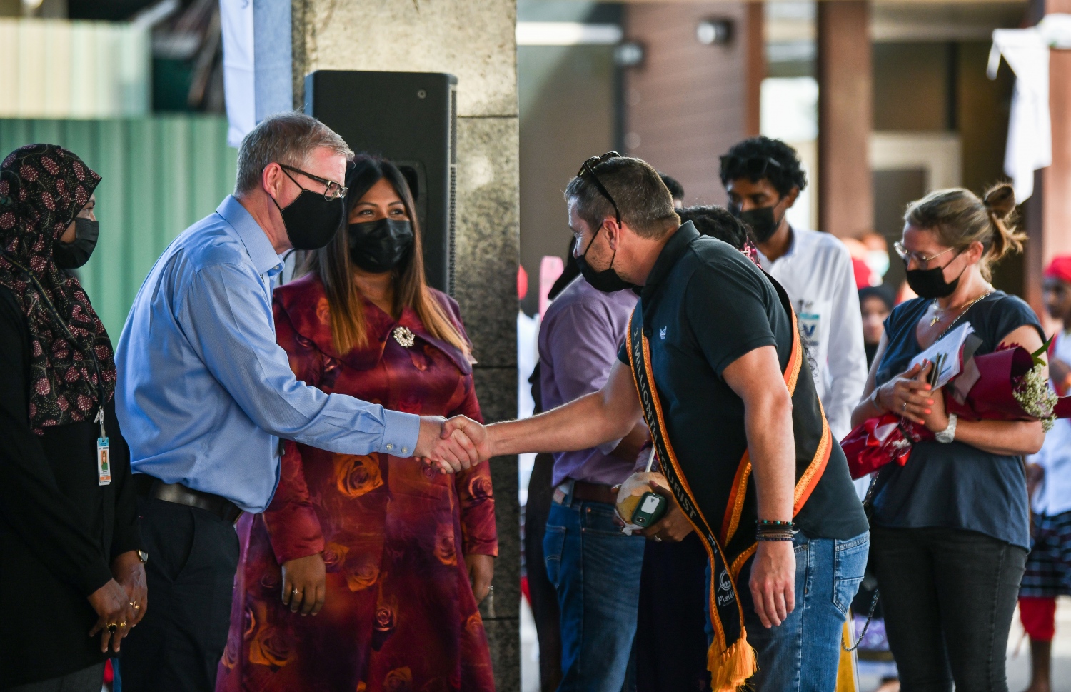 ވެލާނާ އެއާޕޯޓް: އޮކްޓޫބަރު 29، 2021- މި އަހަރު ރާއްޖެ އައި އެއް މިލިއަން ވަނަ ޓޫރިސްޓް ފްރާންސްގެ ވިންސެންޓް ވިކްޓާ ކޮރެން ޕިޓާއޫ އާއި އޭނާގެ އަންހެނުންނަށް އެމްއޭސީއެލްގެ ސީއީއޯ މަރުހަބާ ދަންނަވައި ސަލާމް ކުރައްވަނީ--- ފޮޓޯ: ފަޔާޒު މޫސާ / މިހާރު