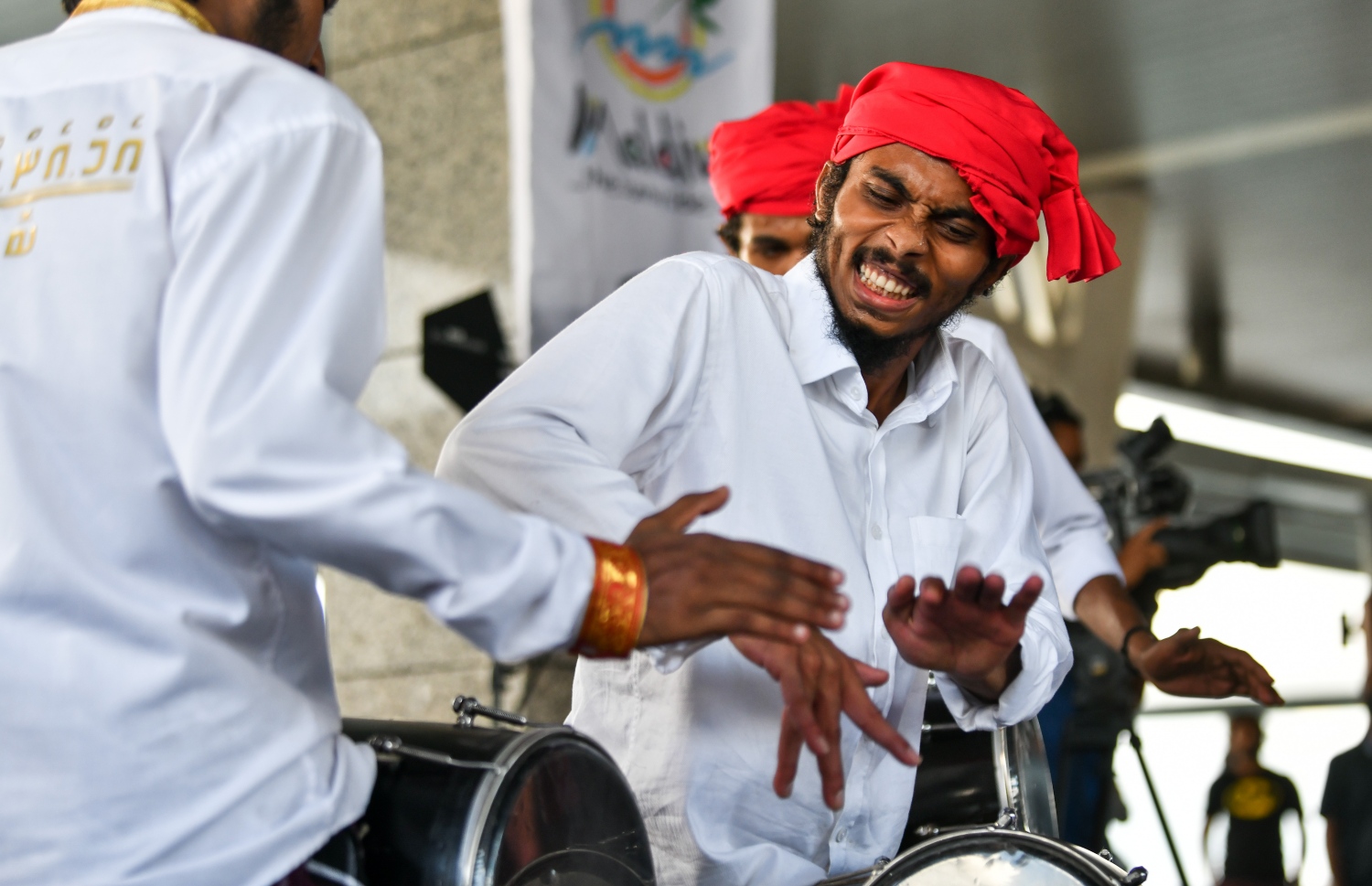 ވެލާނާ އެއާޕޯޓް: އޮކްޓޫބަރު 29، 2021- މި އަހަރު ރާއްޖެ އައި އެއް މިލިއަން ވަނަ ޓޫރިސްޓަކަށް ހޮވި ފްރާންސްގެ ވިންސެންޓް ވިކްޓާ ކޮރެން ޕިޓާއޫ އާއި އޭނާގެ އަންހެނުންނަށް މަރުހަބާ ކިޔަން ގައުމީ ޔުނިވާސިޓީގެ ސްޓޫޑެންޓް ޔޫނިއަންގެ ދަރިވަރުން ސަގާފީ އައިޓަމެއް ހުށަހަޅަނީ.--- ފޮޓޯ: ފަޔާޒު މޫސާ / މިހާރު