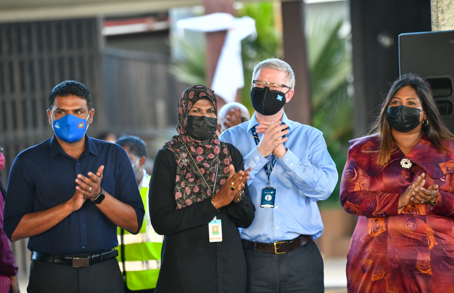 ވެލާނާ އެއާޕޯޓް: އޮކްޓޫބަރު 29، 2021- މި އަހަރު ރާއްޖެ އައި އެއް މިލިއަން ވަނަ ޓޫރިސްޓަކަށް ހޮވި ފްރާންސްގެ ވިންސެންޓް ވިކްޓާ ކޮރެން ޕިޓާއޫ އާއި އޭނާގެ އަންހެނުންނަށް މަރުހަބާ ކިޔަން ބޭއްވި ރަސްމިއްޔާތުގައި ޓޫރިޒަމް މިނިސްޓްރީ އާއި އެމްއޭސީއެލް އަދި އެމްއެމްޕީއާރުސީގެ ބައެއް އިސްވެރިން ބައިވެރިވެވަޑައިގަންނަވަނީ-- ފޮޓޯ: ފަޔާޒު މޫސާ / މިހާރު