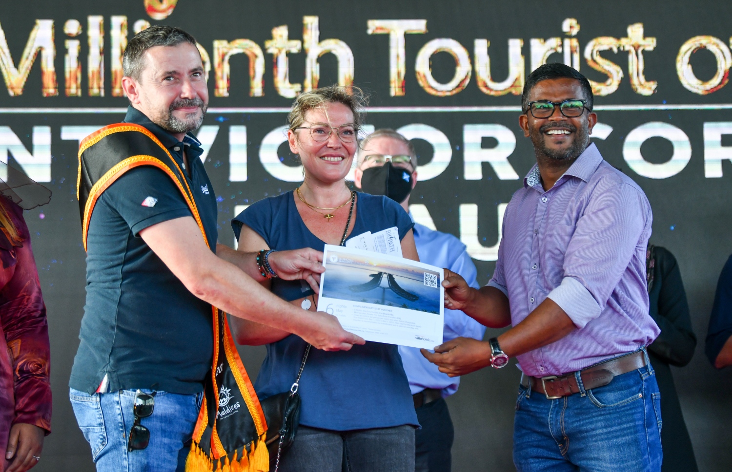 ވެލާނާ އެއާޕޯޓް: އޮކްޓޫބަރު 29، 2021- މި އަހަރު ރާއްޖެ އައި އެއް މިލިއަން ވަނަ ޓޫރިސްޓަކަށް ހޮވި ފްރާންސްގެ ވިންސެންޓް ވިކްޓާ ކޮރެން ޕިޓާއޫ އާއި އޭނާގެ އަންހެނުންނަށް ވިލާ ހޮޓެލްސްގެ ފަރާތުން ޗުއްޓީ ދަތުރެއް ދިން ކަމުގެ ލިޔުން ހަވާލު ކުރަނީ.--- ފޮޓޯ: ފަޔާޒު މޫސާ / މިހާރު