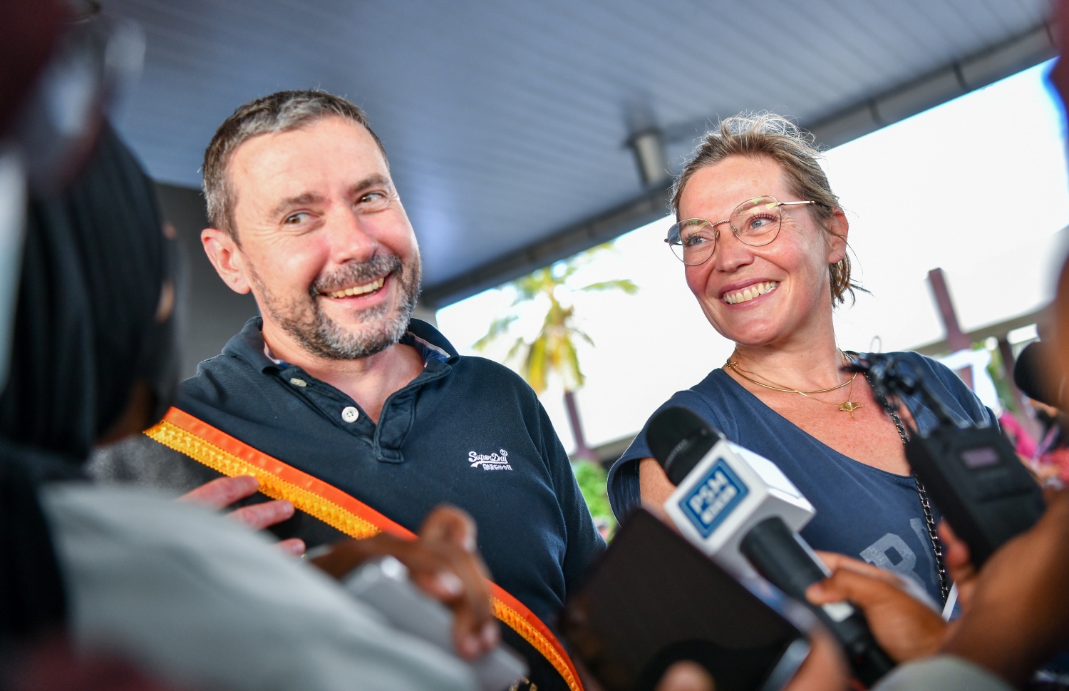 ވެލާނާ އެއާޕޯޓް: އޮކްޓޫބަރު 29، 2021- މި އަހަރު ރާއްޖެ އައި އެއް މިލިއަން ވަނަ ޓޫރިސްޓަކަށް ހޮވުނު ފްރާންސްގެ ވިންސެންޓް ވިކްޓާ ކޮރެން ޕިޓާއޫ އާއި އޭނާގެ އަންހެނުން ނޫސްވެރިންނާ ވާހަކަ ދައްކަނީ.--- ފޮޓޯ: ފަޔާޒު މޫސާ / މިހާރު