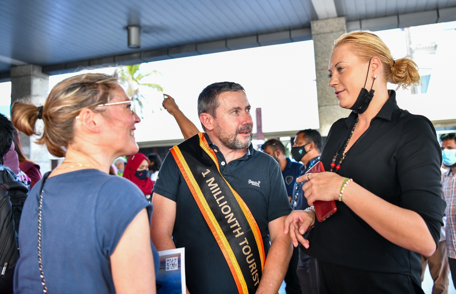 ވެލާނާ އެއާޕޯޓް: އޮކްޓޫބަރު 29، 2021- މި އަހަރު ރާއްޖެ އައި އެއް މިލިއަން ވަނަ ޓޫރިސްޓަކަށް ހޮވުނު ފްރާންސްގެ ވިންސެންޓް ވިކްޓާ ކޮރެން ޕިޓާއޫ އާއި އޭނާގެ އަންހެނުންނާ "ދި އެޑިޝަން" ގެ ލިޔުންތެރިޔާ އެލީނާ ވާހަކަ ދައްކަނީ.--- ފޮޓޯ: ފަޔާޒު މޫސާ / މިހާރު