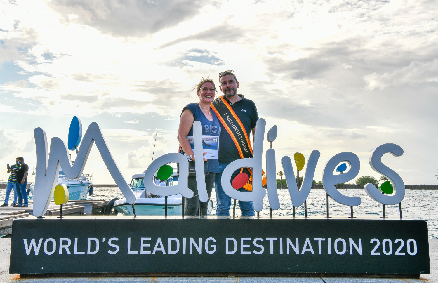 ވެލާނާ އެއާޕޯޓް: އޮކްޓޫބަރު 29، 2021- މި އަހަރު ރާއްޖެ އައި އެއް މިލިއަން ވަނަ ޓޫރިސްޓަކަށް ހޮވުނު ފްރާންސްގެ ވިންސެންޓް ވިކްޓާ ކޮރެން ޕިޓާއޫ އާއި އޭނާގެ އަންހެނުން ފޮޓޯއަކަށް ހުއްޓިގެން-- ފޮޓޯ: ފަޔާޒު މޫސާ / މިހާރު