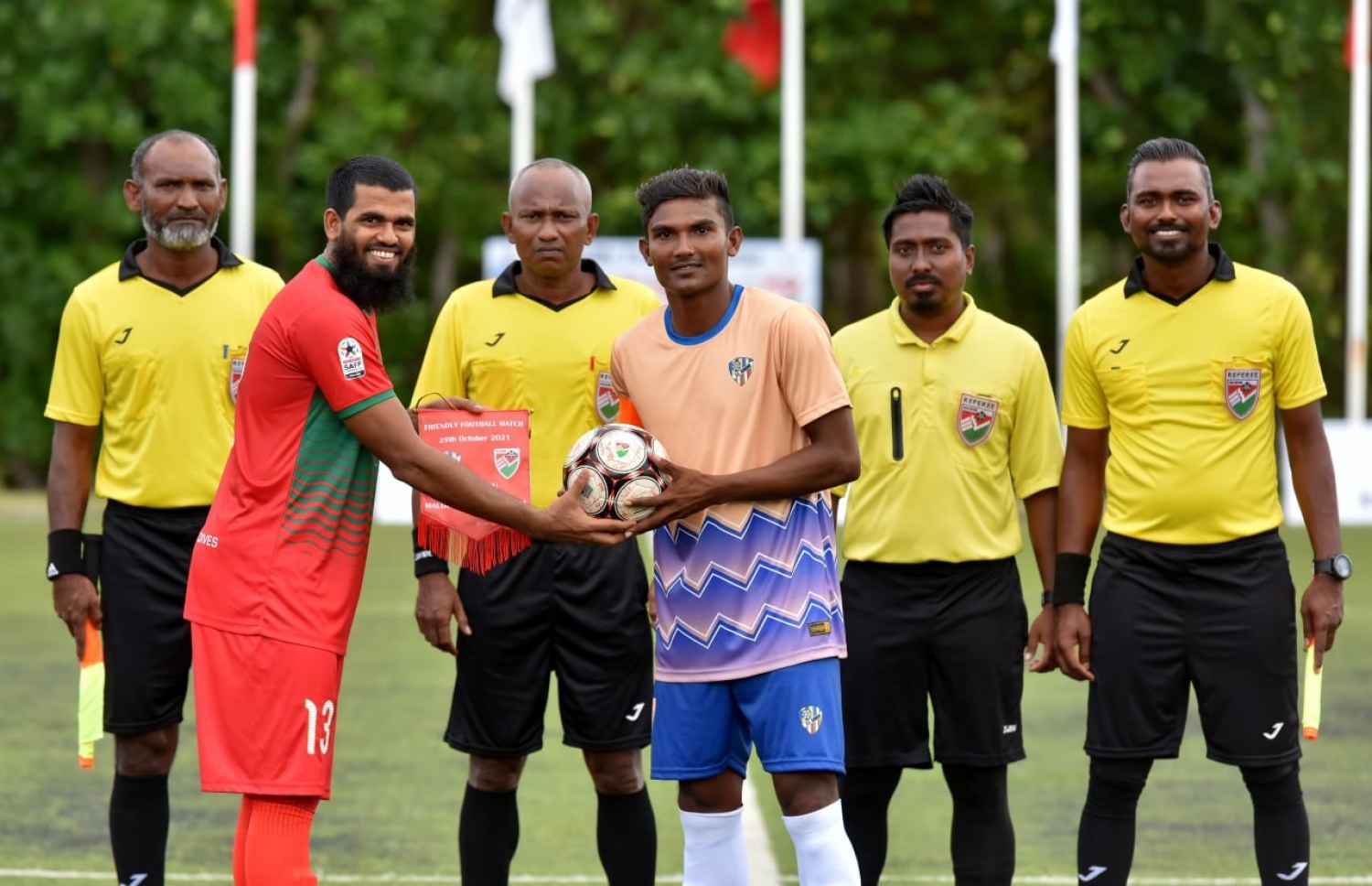 މިއަދުގެ މެޗު ފެށުމުގެ ކުރިން ގައުމީ ޓީމުގެ ކެޕްޓަން އަކުރަމް (ވ) އަދި ކުރެއްދޫ ޓީމުގެ ކެޕްޓަން ގުރެއިޝް (ކ). -- ފޮޓޯ: އެފްއޭއެމް