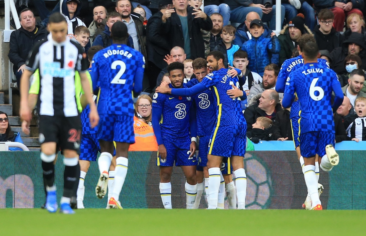 ރީސް ޖޭމްސް ލަނޑު ޖެހުމުން ޗެލްސީ ކުޅުންތެރިން އުފާފާޅުކުރަނީ.-- ފޮޓޯ: އޭއެފްޕީ