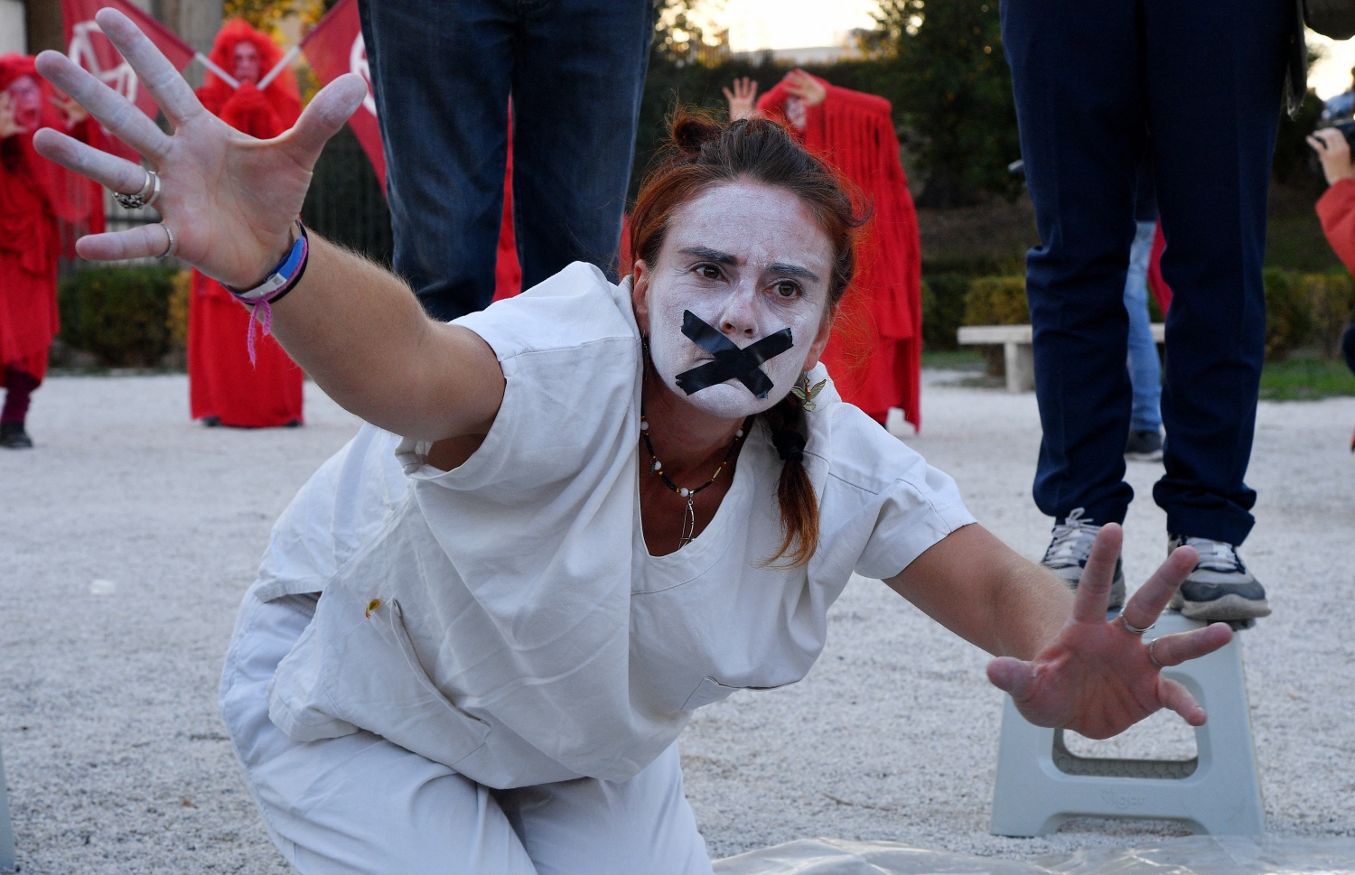 އޮކްޓޫބަރ 30، 2021: އިޓަލީގެ ވެރިރަށް ރޯމްގައި ކުރިއަށްދާ ޖީ20ގެ މަހާސިންތާއާ ދެކޮޅު ހެދުމުގެ ގޮތުން، ތިމާވެށީގެ ހިމާޔަތުގައި މަސައްކަތްކުރާ ޖަމާއަތްތައް ގުޅިގެން މުޒާހަރާ ކުރަނީ. --އޭއެފްޕީ