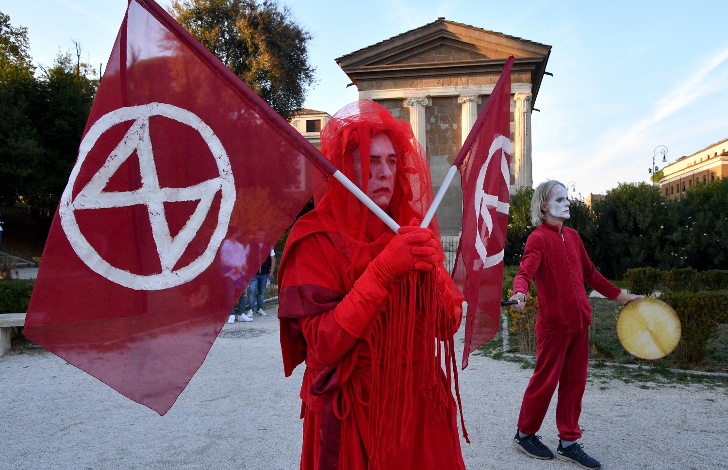 އޮކްޓޫބަރ 30، 2021: އިޓަލީގެ ވެރިރަށް ރޯމްގައި ކުރިއަށްދާ ޖީ20ގެ މަހާސިންތާއާ ދެކޮޅު ހެދުމުގެ ގޮތުން، ތިމާވެށީގެ ހިމާޔަތުގައި މަސައްކަތްކުރާ ޖަމާއަތްތައް ގުޅިގެން މުޒާހަރާ ކުރަނީ. --އޭއެފްޕީ