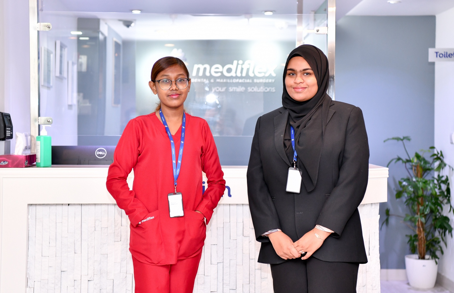 މެޑިފްލެކްސް ކްލިނިކުގެ ރިސެޕްޝަންގައި އެ ކްލިނިކްގެ މުވައްޒަފުންތަކެއް ފޮޓޯއަކަށް ހުއްޓިލައިގެން-- ފޮޓޯ: ނިޝާން އަލީ/މިހާރު