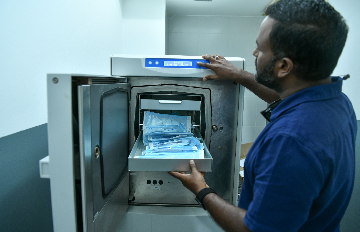 މެޑިފްލެކްސް ޑެންޓަލް ކްލިނިކުގައި ބޭނުން ކުރާ އިކުއިޕްމަންޓުތައް ސްޓެރިލައިޒް ކުރަން މެޝިނަށް ލަނީ: ހުރިހާ އިކުއިޕްމަންޓެއް ވެސް ސްޓެރެލައިޒްކޮށް ޕައުޗުގައި ބަންދު ކުރާނެ-- ފޮޓޯ: ނިޝާން އަލީ/މިހާރު