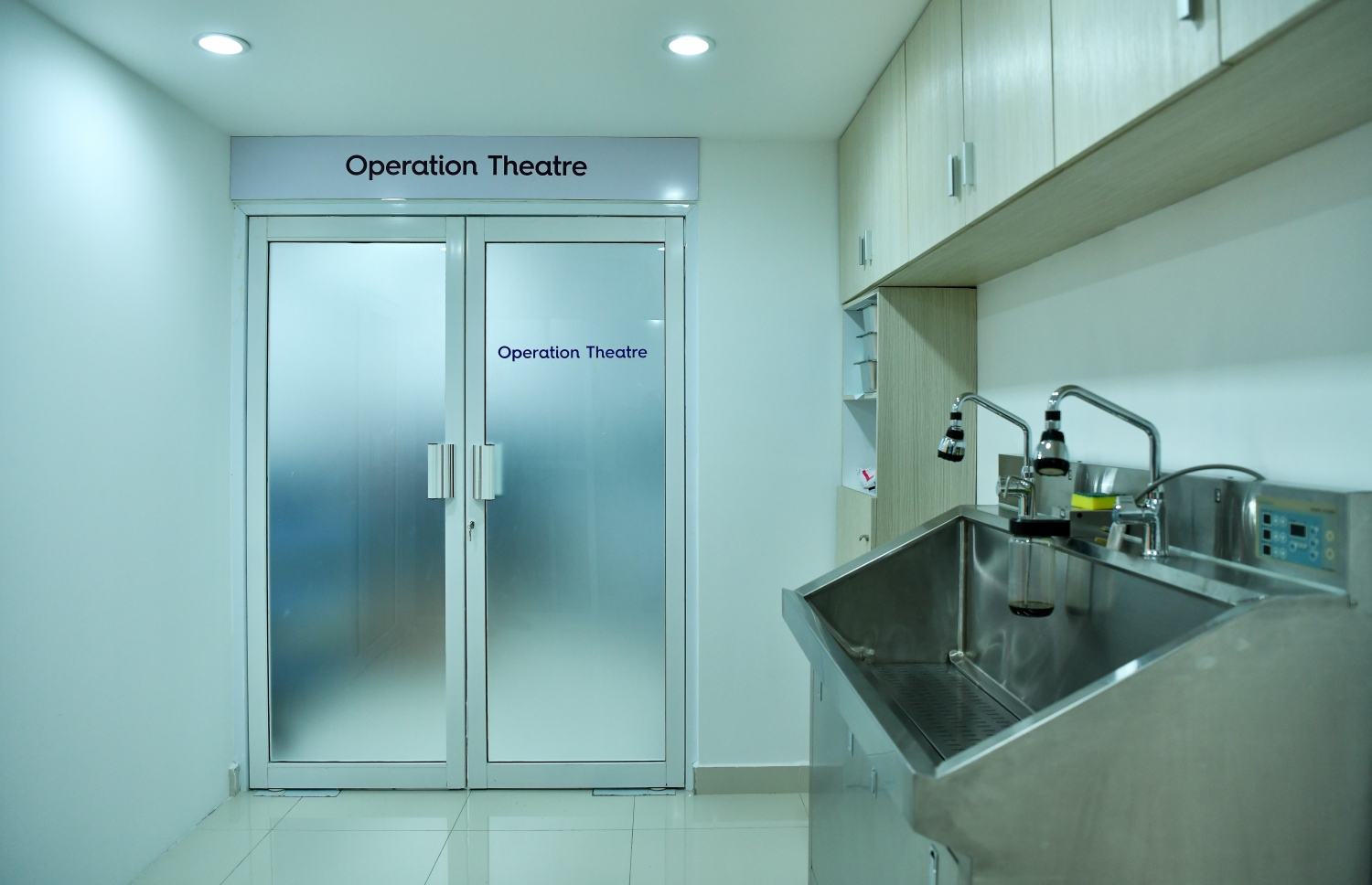 މާލެ- ނޮވެމްބަރު 1، 2021: މެޑިފްލެކްސް ޑެންޓަލް: ޒަމާނީ އަދި ރީތި ކްލިނިކެއް. މި ކްލިނިކްގައި މަސައްކަތް ކުރާ ޑޮކްޓަރުންނަކީ މިކަމަށް ހާއްސަ ޑޮކްޓަރުން --. ފޮޓޯ: ނިޝާން އަލީ