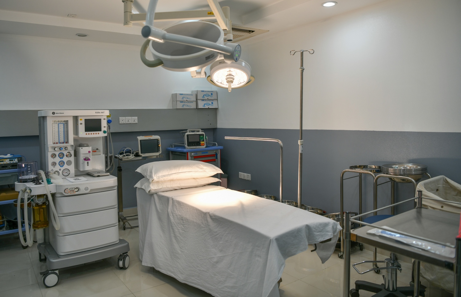 މާލެ- ނޮވެމްބަރު 1، 2021: މެޑިފްލެކްސް އާއި ސްމާޓް ޑެންޓާ ގުޅިގެން ރާއްޖެއަށް ތައާރަފު ކުރި ކެޑްކެމް ޑިޖިޓަލް ލެބްގެ އޮޕަރޭޝަން ތިއޭޓަރު، މި ލެބް މެދުވެރިކޮށް ދަތްތަކަށް ބޭނުންވާ "ކްރައުން" އާއި "ބްރިޖް" އާއި "ޑެންޗާ"ތަކާއި "ރިޓެއިނާ" ފަދަ ތަކެތި ކުޑަ ވަގުތުކޮޅެއްގެ ތެރޭގައި ހަދައިލެވޭ--. ފޮޓޯ: ނިޝާން އަލީ