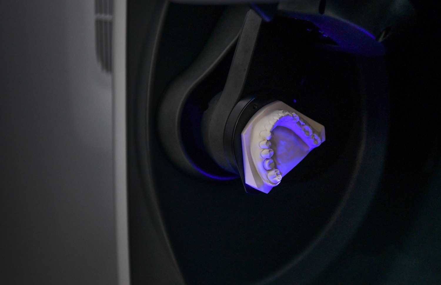 3ޑީ ސްކޭނާއެއް ބޭނުންކޮށްގެން ދަތުގެ އިމްޕްރެޝަން ސްކޭން ކުރަނީ-- ފޮޓޯ: ނިޝާން އަލީ/މިހާރު