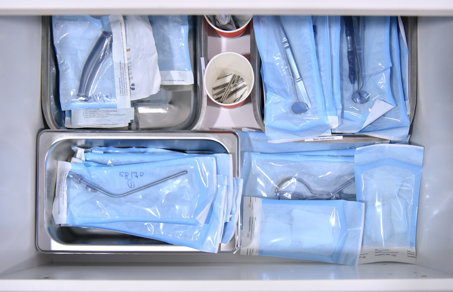 ދަތުގެ ފަރުވާ ދޭ އިކުއިޕްމަންޓުތައް ޕައުޗުގައި ބަންދު ކޮށްފައި-- ފޮޓޯ: ނިޝާން އަލީ/މިހާރު