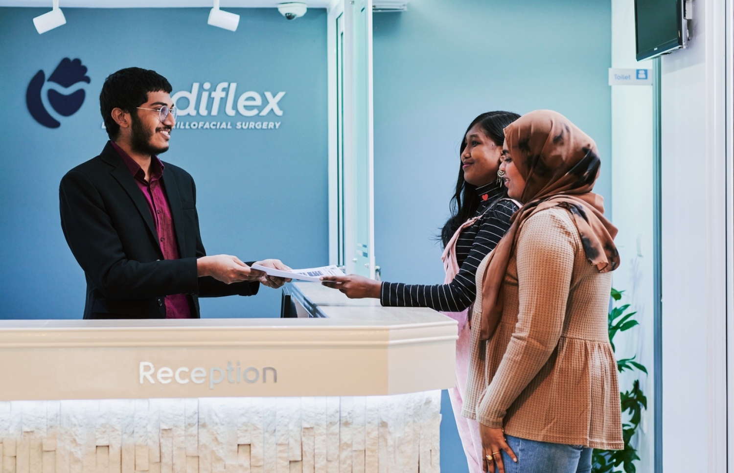 މާލެ- ނޮވެމްބަރު 1، 2021: މެޑިފްލެކްސް އާއި ސްމާޓް ޑެންޓާ ގުޅިގެން ރާއްޖެއަށް ތައާރަފު ކުރި ކެޑްކެމް ޑިޖިޓަލް ލެބްގެ ރިސެޕްޝަން، މި ލެބް މެދުވެރިކޮށް ދަތްތަކަށް ބޭނުންވާ "ކްރައުން" އާއި "ބްރިޖް" އާއި "ޑެންޗާ"ތަކާއި "ރިޓެއިނާ" ފަދަ ތަކެތި ކުޑަ ވަގުތުކޮޅެއްގެ ތެރޭގައި ހަދައިލެވޭ--. ފޮޓޯ: މެޑިފްލެކްސް