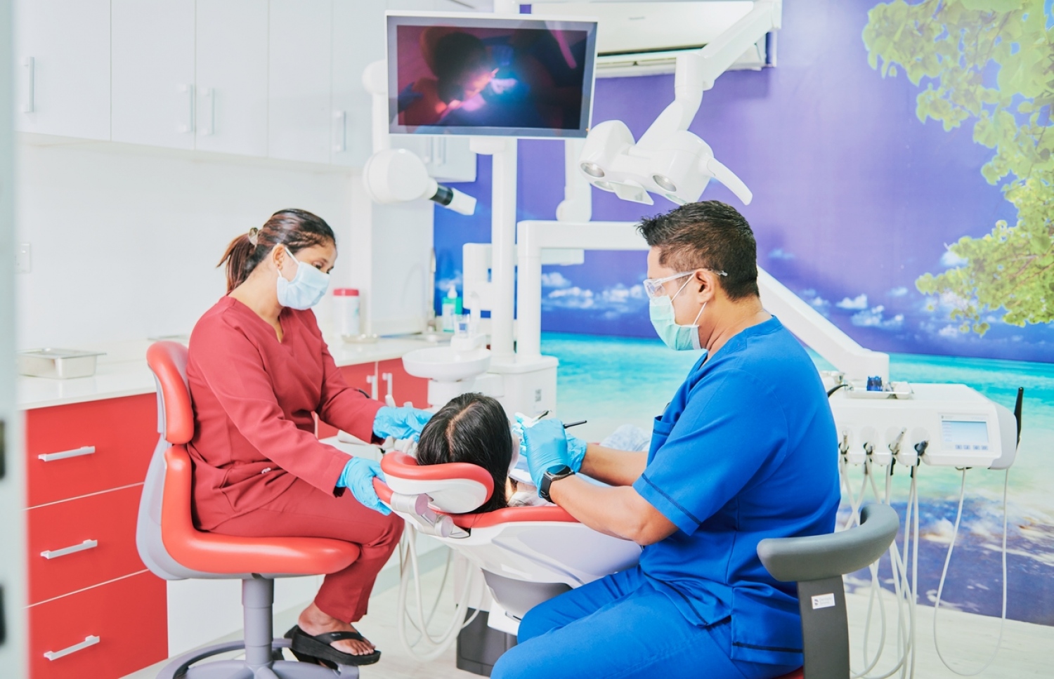 މެޑިފްލެކްސް ޑެންޓަލް ކްލިނިކުގައި ކުޑަ ކުއްޖަކަށް ދަތުގެ ފަރުވާ ދެނީ-- ފޮޓޯ: މެޑިފްލެކްސް