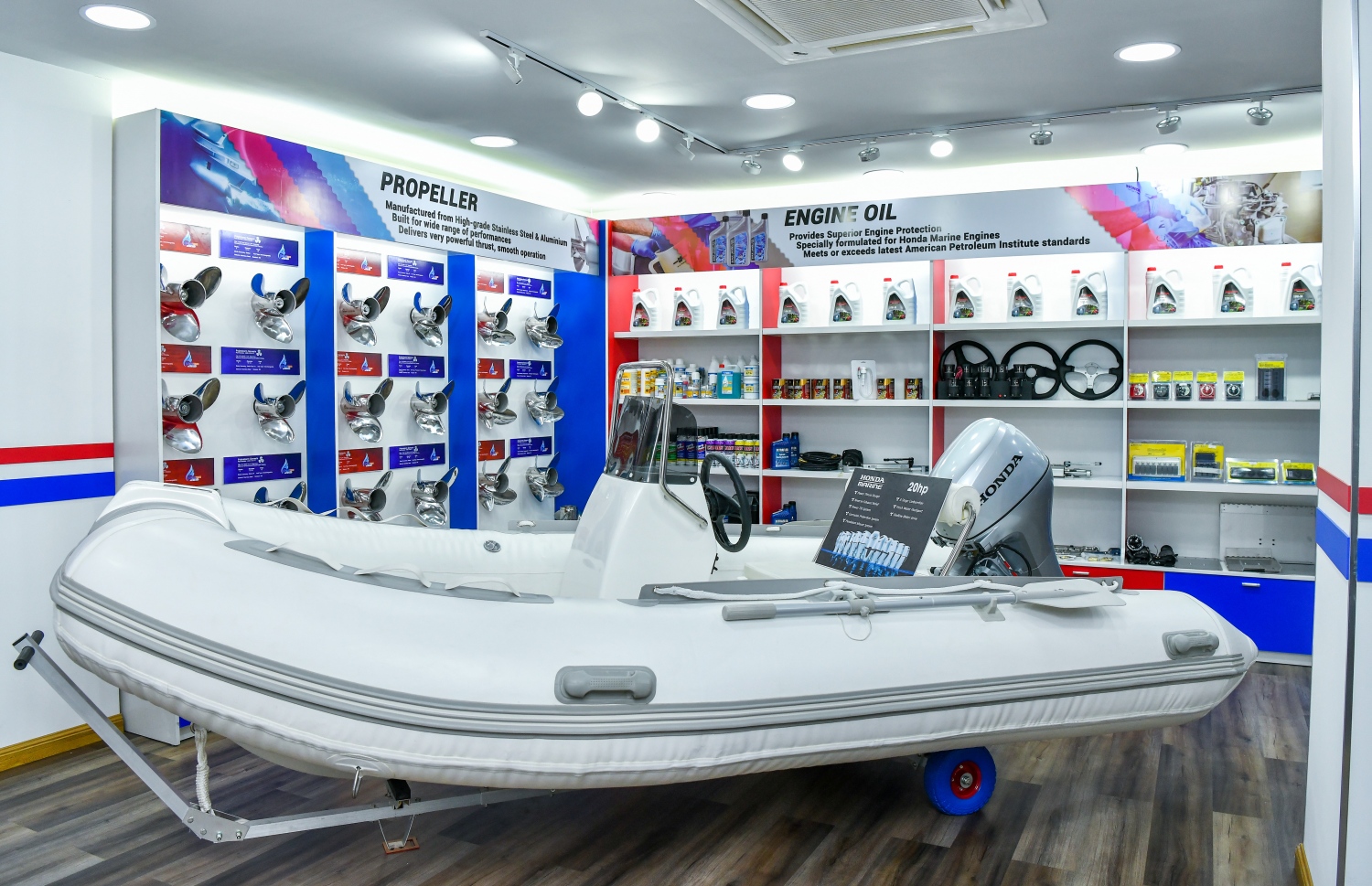 ހޮންޑާ އިންޖީނެއް އަޅާފައި އޮތް ލޯންޗެއް ހޮންޑާ މެރިން ސެންޓަރުގެ ތެރޭގައި: މި މެރިން ސެންޓަރުން ހޮންޑާ އައުޓްބޯޑު އިންޖީނަށް ބޭނުންވާ ހުރިހާ ސާމާނެއް ލިބޭނެ-- ފޮޓޯ: ފަޔާޒު މޫސާ/މިހާރު