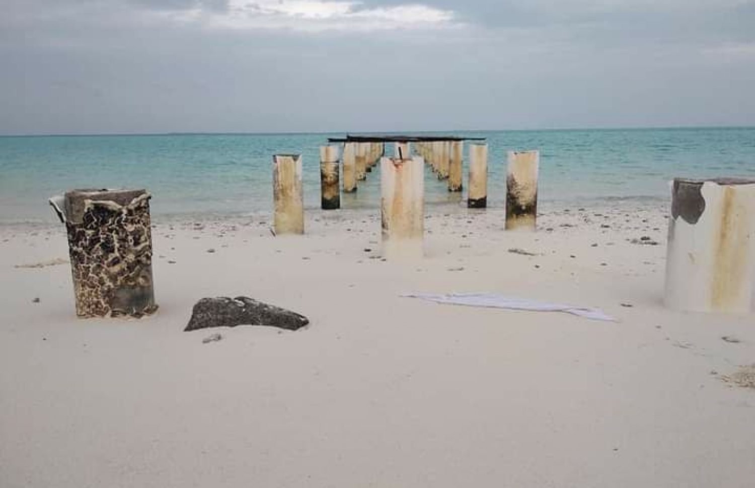 ކެލާގެ ބީޗުގެ ސަރަހައްދެއް ކުރިން އޮތް ގޮތް: ކުރިން ހިމުން ދޮންވެލި ހުއްޓަސް މިތަނުގައި މިހާރު މުޅިން ވެސް ހުރީ އަކިރި -- ފޮޓޯ: އަބްދުﷲ އިންފާޒު