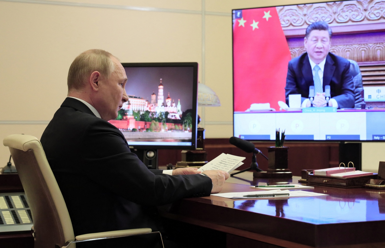 އޮކްޓޫބަރ 31، 2021: އިޓަލީގެ ރޯމްގައި ބޭއްވި، އިގްތިސާދީ ގޮތުން އެންމެ ކުރި އަރާފައިވާ 20 ގައުމު (ޖީ20)ގެ އެންމެ އިސް ވެރިންގެ ބައްދަލުވުމުގައި، ޗައިނާގެ ރައީސް ޝީ (ކ) އާއި ރަޝިޔާގެ ރައީސް ލަޑިމިއާ ޕުޓިން، ވީޑިއޯ ކޮންފަރެންސް މެދުވެރިކޮށް ބައިވެރިވަނީ. --އޭއެފްޕީ