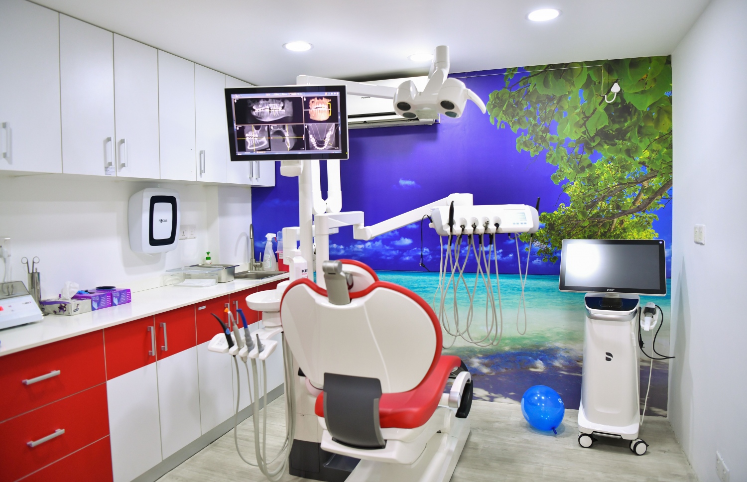 މާލެ- ނޮވެމްބަރު 1، 2021: މެޑިފްލެކްސް އާއި ސްމާޓް ޑެންޓާ ގުޅިގެން ރާއްޖެއަށް ތައާރަފު ކުރި ކެޑްކެމް ޑިޖިޓަލް ލެބްގެ ދަތުގެ ފަރުވާދޭ ޑެންޓަލް ސުއިޓެއް، މި ލެބް މެދުވެރިކޮށް ދަތްތަކަށް ބޭނުންވާ "ކްރައުން" އާއި "ބްރިޖް" އާއި "ޑެންޗާ"ތަކާއި "ރިޓެއިނާ" ފަދަ ތަކެތި ކުޑަ ވަގުތުކޮޅެއްގެ ތެރޭގައި ހަދައިލެވޭ--. ފޮޓޯ: ނިޝާން އަލީ