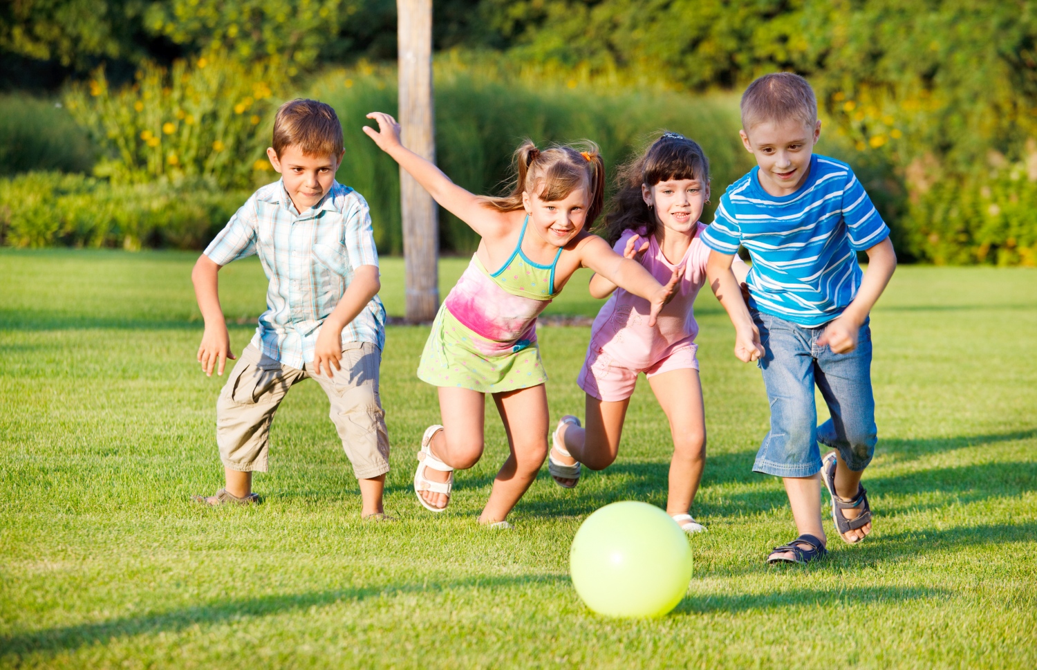 ކުދިންތަކެއް ކުޅެނީ.