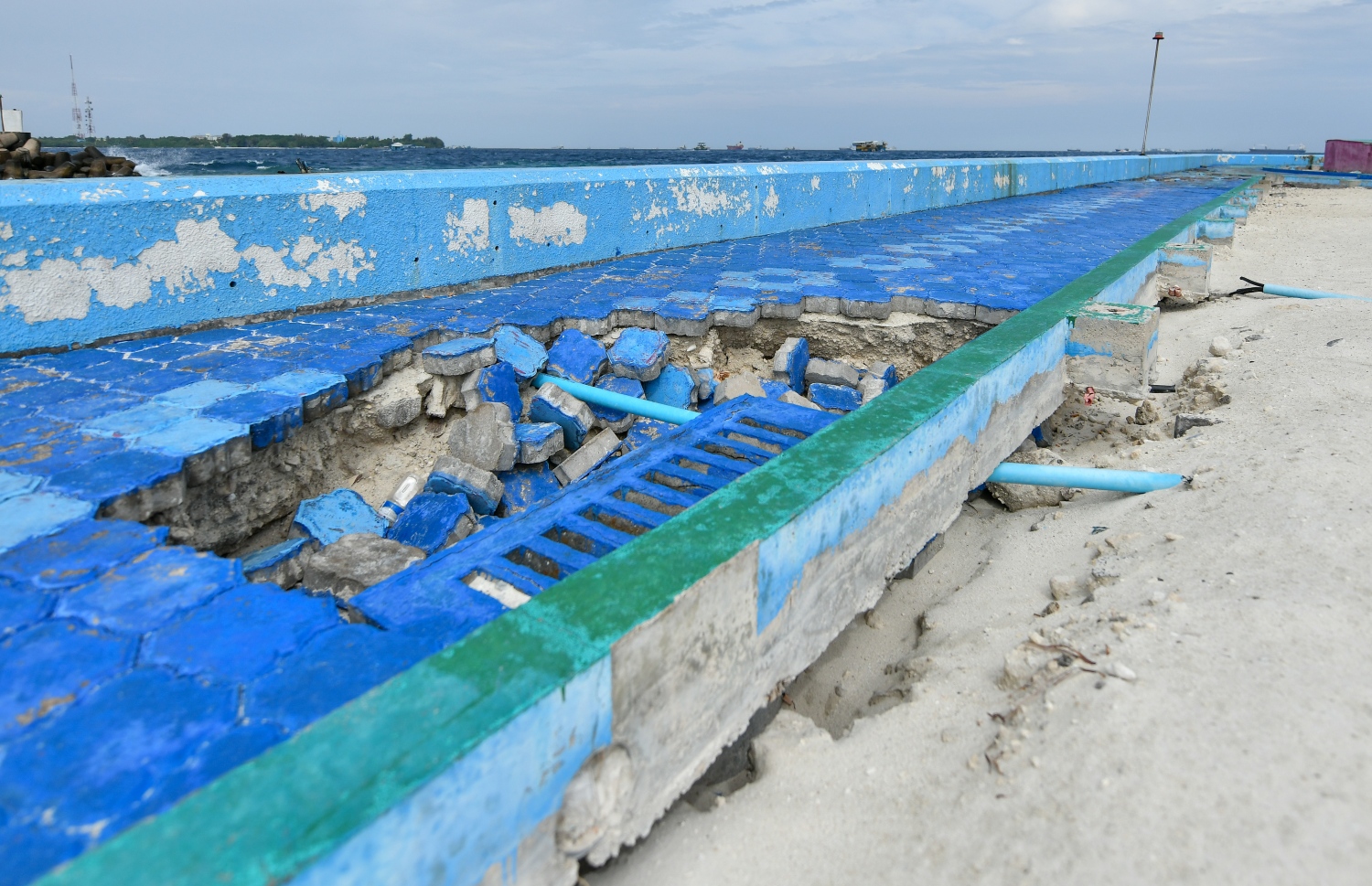 ސުނާމީ ބިނާ މައިޒާނުގައި ބިންގަނޑު އަޑިއަށް ގޮސްފައި ހުރި ތަނެއް: މި މައްސަލަ ދިމާވަނީ ޝީޓްޕައިލް އަށް ގެއްލުންވެފައިވާތީ -- ފޮޓޯ: ފަޔާޒު މުސާ/މިހާރު