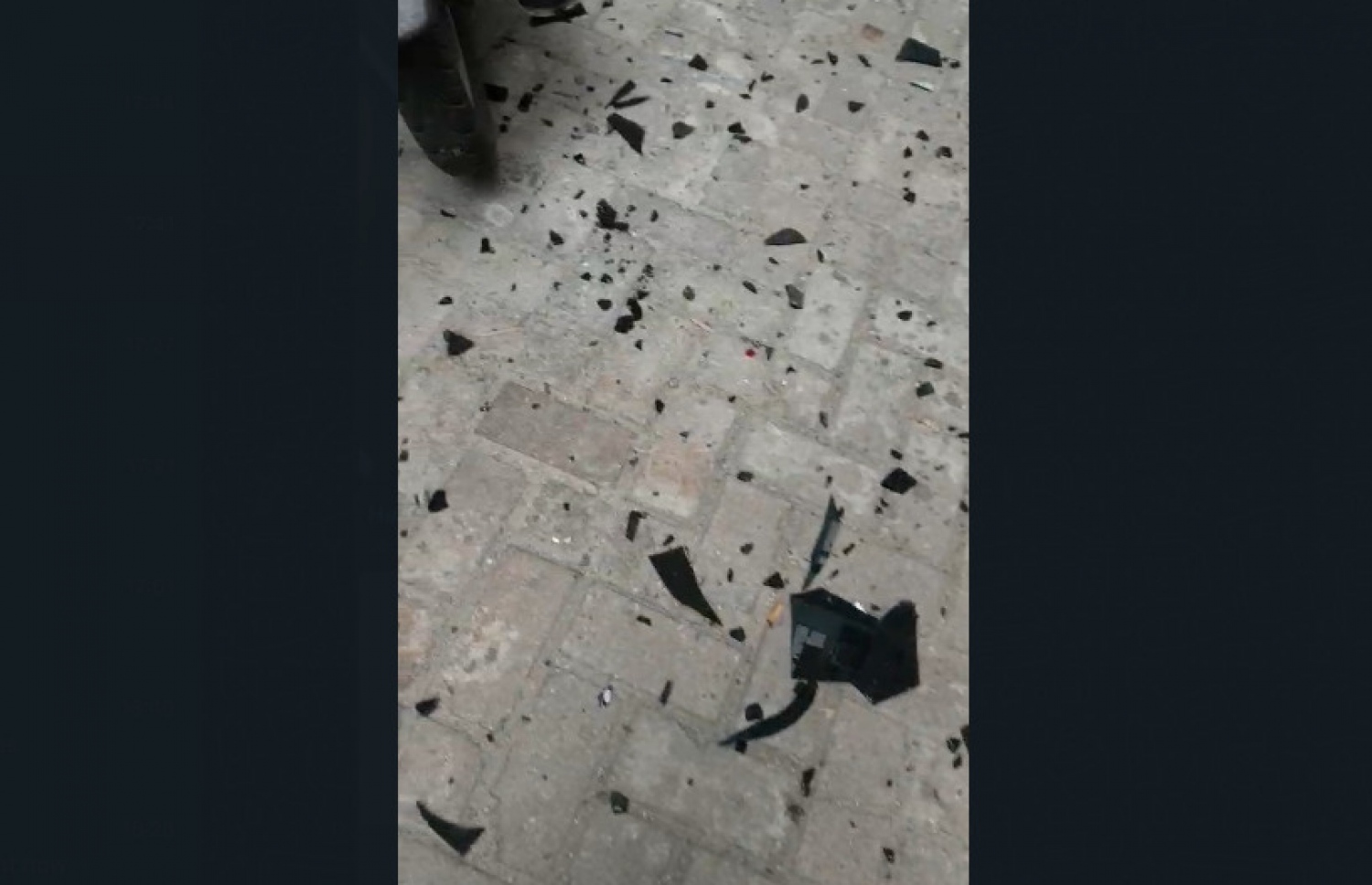 ބަރޯސާ ގޯޅީގައި ހުންނަ ގެއެއްގެ ފަސް ވަނަ ފުލޯއިން ވެއްޓުނު ބިއްލޫރި ކުޑަދޮރުގެ ބައިތައް.