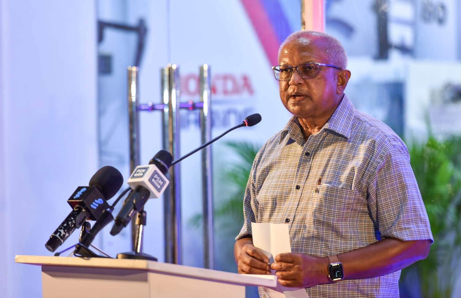 ވޮޔޭޖަސް މޯލްޑިވްސްގެ މެނޭޖިން ޑިރެކްޓަރު ސަލާހު ޝިހާބު އޭނާގެ ތަޖުރިބާ ހިއްސާ ކުރައްވަނީ-- ފޮޓޯ: ފަޔާޒު މޫސާ/މިހާރު