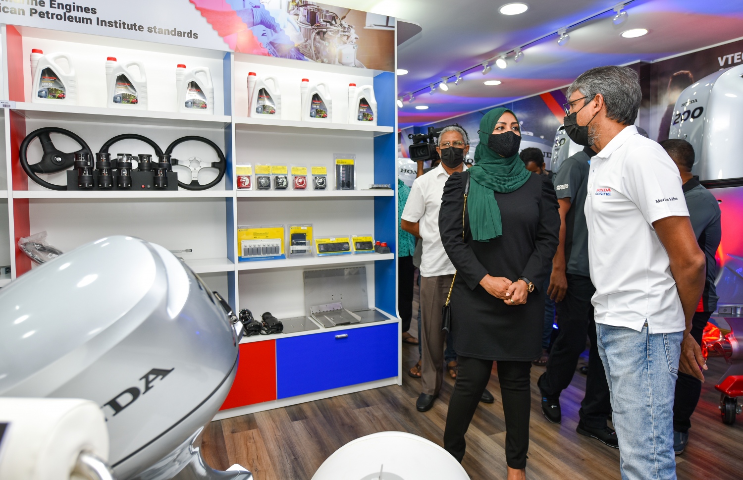 މިނިސްޓަރު ނަހުލާ ހޮންޑާ މެރިން ސެންޓަރުގެ އެތެރެ ބައްލަވައިލައްވަނީ-- ފޮޓޯ: ފަޔާޒު މޫސާ/މިހާރު