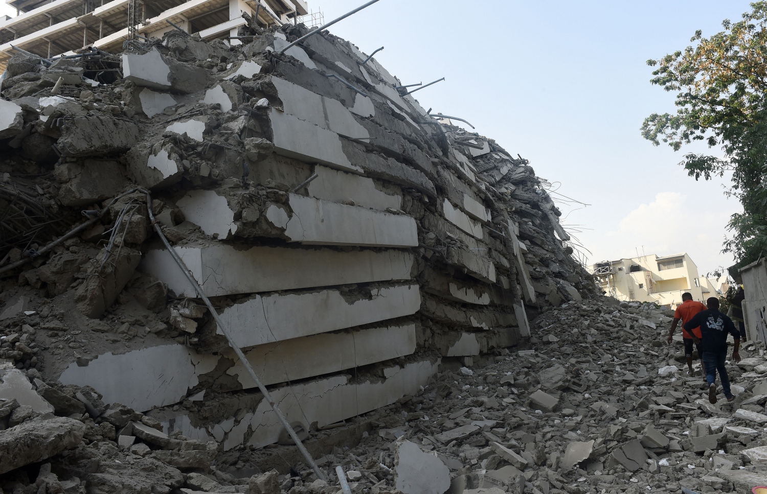 ވެއްޓުނު އިމާރާތުގެ ދަށުގައި މަރުވެފައި އޮތް މީހުން ސަލާމަތް ކުރުމުގެ މަސައްކަތް ކުރަނީ. --އޭއެފްޕީ